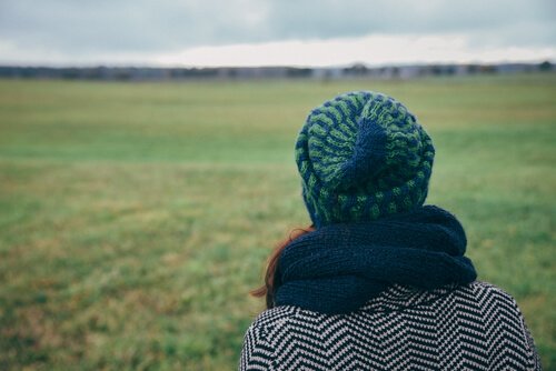 femme ayant le mal du pays