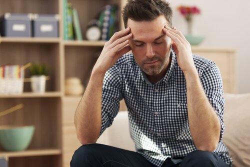 homme épuisé de parler aux autres