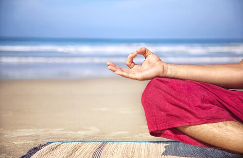 homme qui fait du yoga