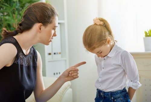 mère et fille dans une relation narcissique