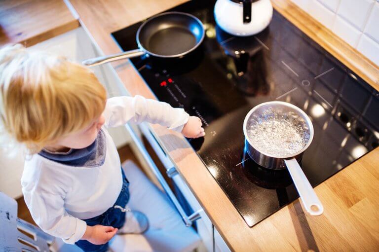 bébé risquant la brûlure et pouvant avoir besoin des soins de premiers secours