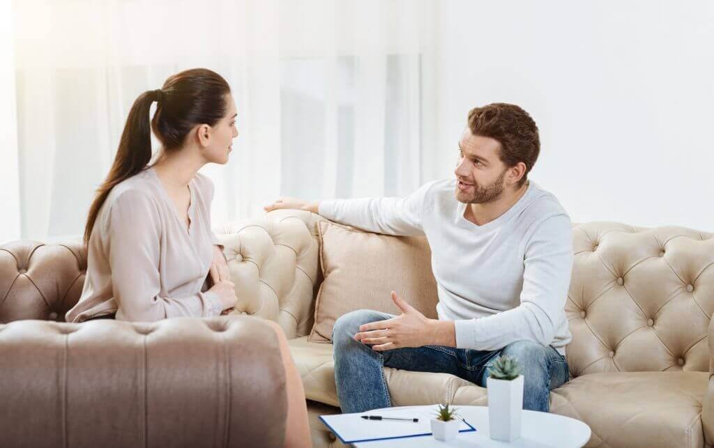 Deux personnes qui parlent de la confiance en soi