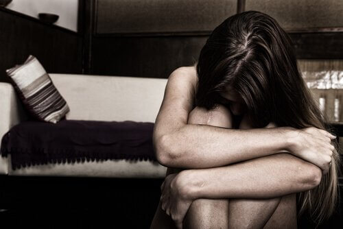 femme angoissée à causes des personnes qui manquent d'empathie