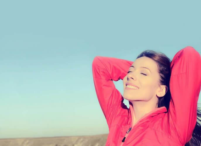 femme profitant de l'émancipation émotionnelle