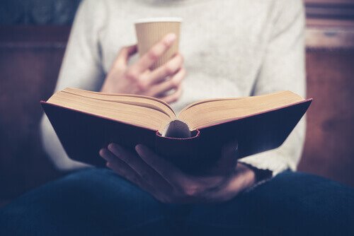 femme faisant la lecture