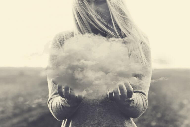 femme portant un nuage qui représente les pensées négatives