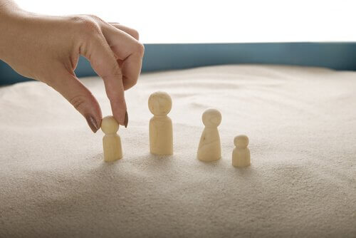 figurines sur du sable