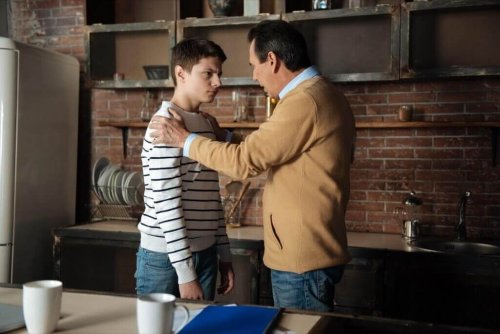 enfant et son père qui se disputent