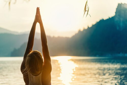 urdhva-hastasana