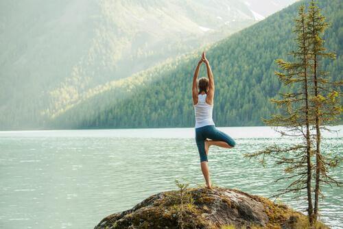 5 postures de yoga faciles pour canaliser l'énergie