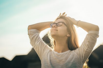 femme les yeux fermés tentant d'optimiser sa concentration mentale