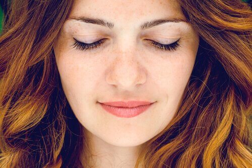 femme les yeux fermés réfléchissant aux différents types de méditation