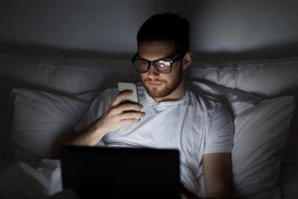 sur-stimulation du cerveau causant l'insomnie numérique