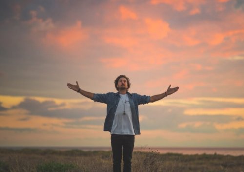 homme faisant sa prière personnelle