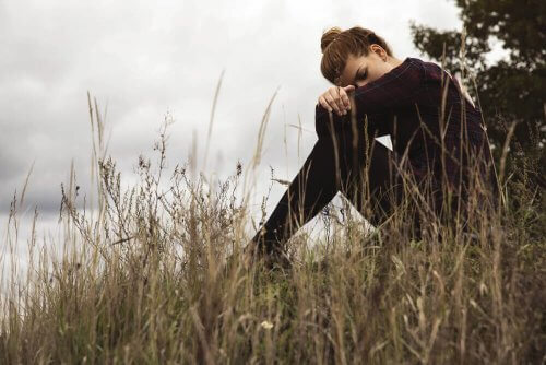 femme triste à cause d'une relation co-dépendante