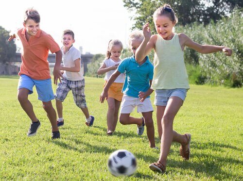 enfants qui jouent au football