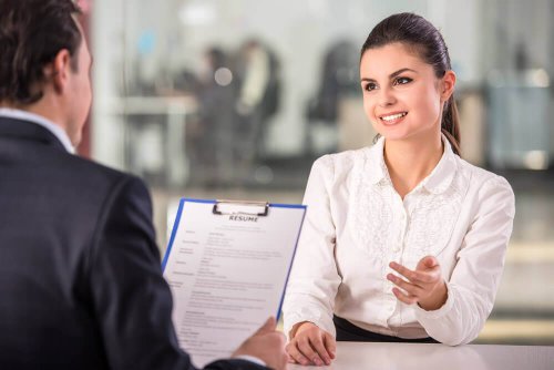 femme qui passe un entretien d'embauche