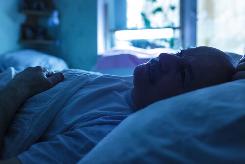 homme au lit souffrant d'andropause