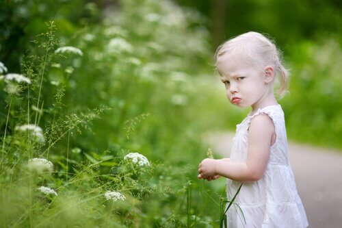 petite fille faisant des crises de colère