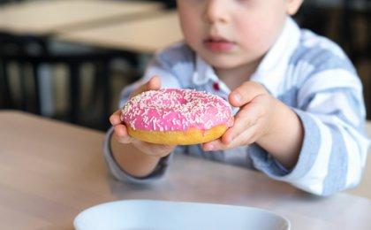 pour apprendre à bien manger à un enfant, ne pas lui donner trop de sucre