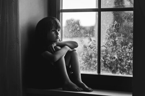enfant triste manquant de socialisation