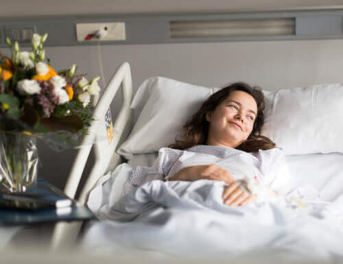 femme malade avec une attitude positive