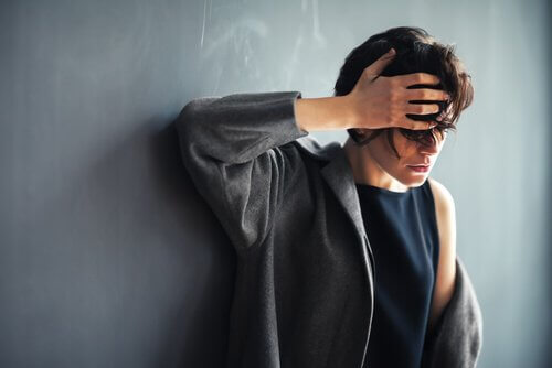 femme préoccupée par le syndrome de Charles Bonnet