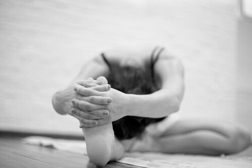 femme qui fait du yoga bikram