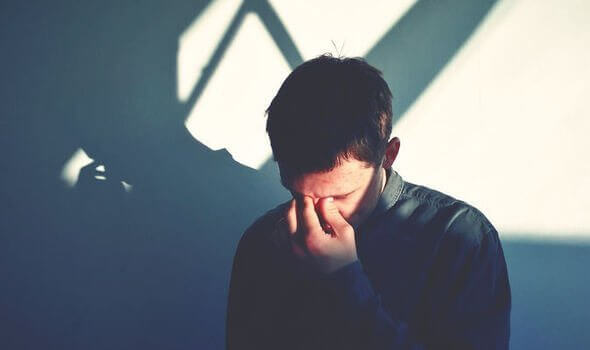 homme ayant peur d'être heureux