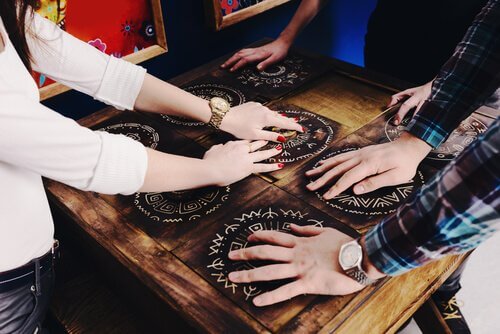 personnes qui jouent dans une escape room