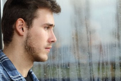 adolescent inquiet victime d'abus psychologique