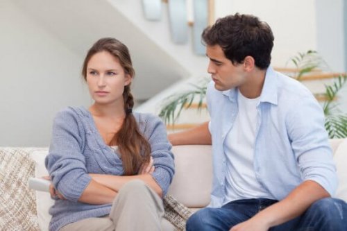 couple en colère à cause de l'écoute sans empathie