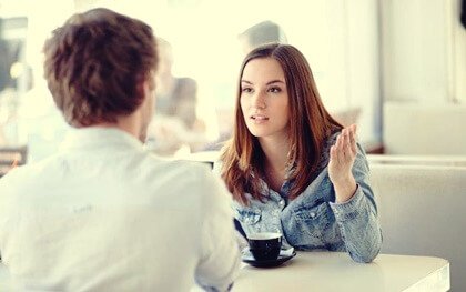 Une femme mettant en place l'écoute active