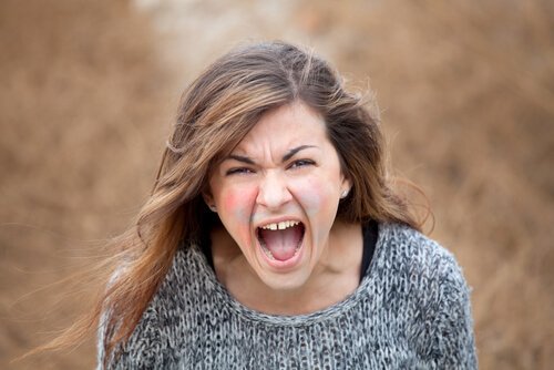 explosions de rage : femme en colère