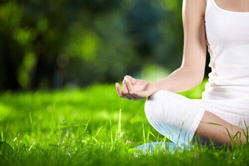 femme qui pratique la méditation