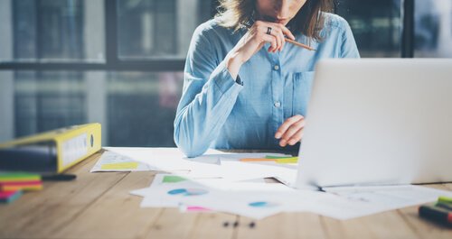 femme au travail qui cherche à évoluer sur le plan professionnel