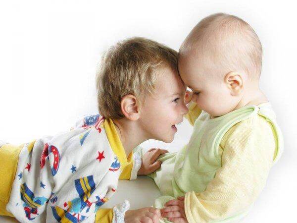 éviter la jalousie dans une fratrie