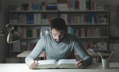 homme étudiant : apprentissage autorégulé