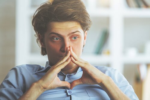 homme sujet à l'anxiété masquée