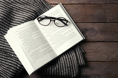 Un livre ouvert et une paire de lunettes