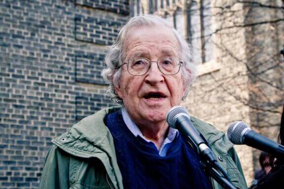 Noam Chomsky : biographie d'un esprit brillant