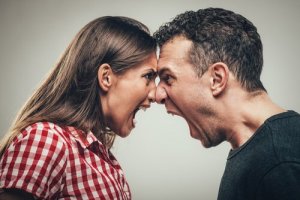 Comment la psychologie explique-t-elle les comportements agressifs ?