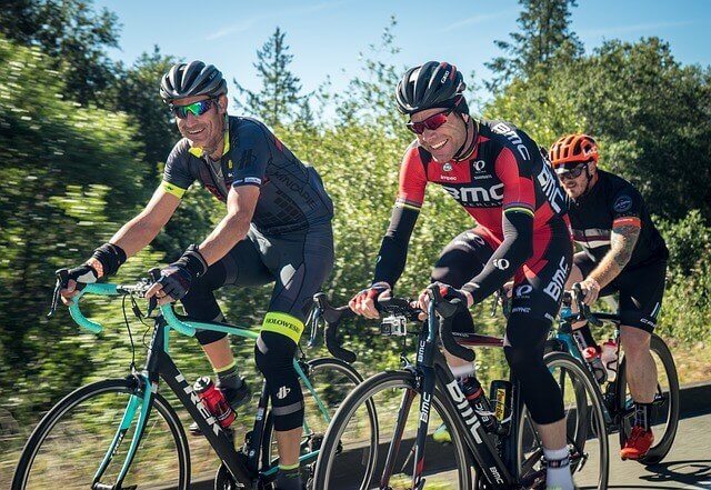 des cyclistes faisant de l'exercice pour préserver leur santé mentale