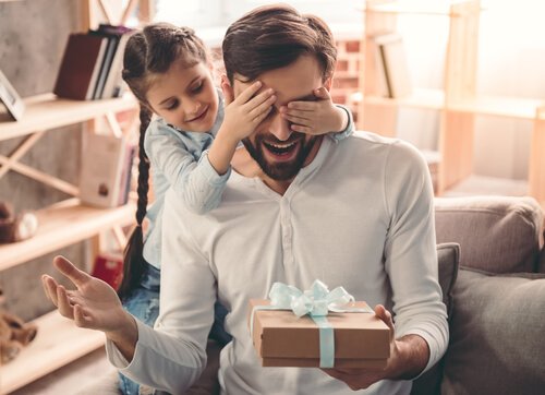 surprise d'une petite fille à son père