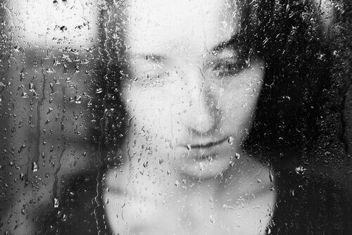femme triste à cause de la distance