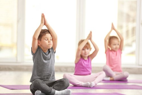 le yoga peut aider les enfants à gérer le stress