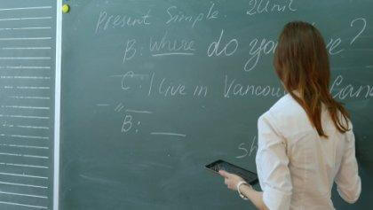 Une femme en train d'apprendre une langue 
