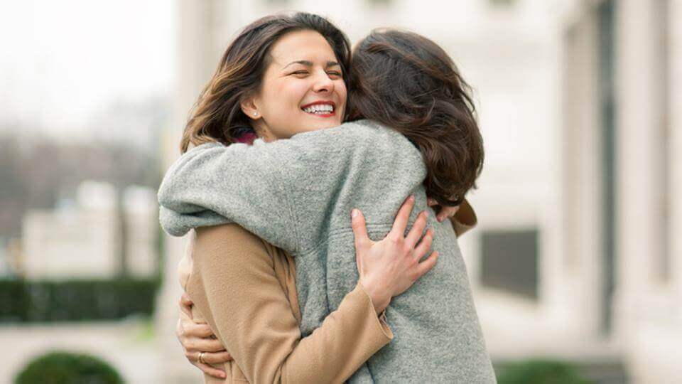 2 femmes qui se prennent dans leur bras