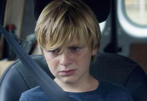 enfant dans jusqu'à la garde