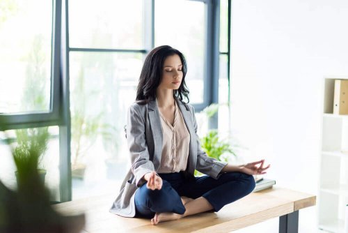 femme pratiquant la méditation
